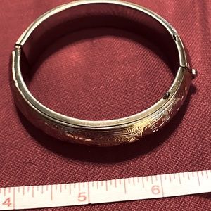 🛍️ Etched Vintage Sarah Coventry Gold’ish Floral Hinged Bangle Bracelet